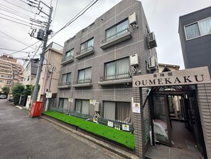 Exterior - 301】 【7:00 IN/19:00 OUT】 4 minutes by train to Shinjuku/Kabukicho area丨Nearby the station 8 minutes丨Dedicated bathroom and kitchen丨Maximum 3 persons (Nakano City)