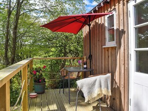 Outdoor dining - The Shepherds Hut at Rosewood House (Liskeard)