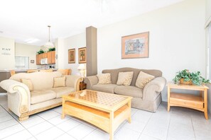 Living area - Cozy Kissimmee Retreat (Kissimmee)