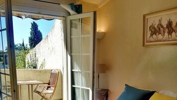 3 chambres, bureau, fer et planche Ă repasser, lit parapluie