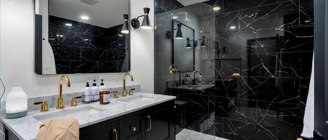 Sèche-cheveux, serviettes fournies, savon, shampoing