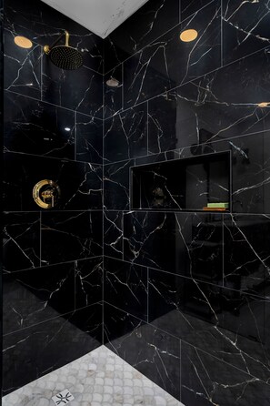 Hair dryer, towels, soap, shampoo - Dreamy Luxury Stay in Anderson - 7 minutes from I-85 (Anderson)