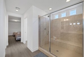 Dusch, hårtork, handdukar och tvål