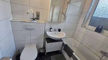 Haartrockner, Handtücher, Seife, Shampoo