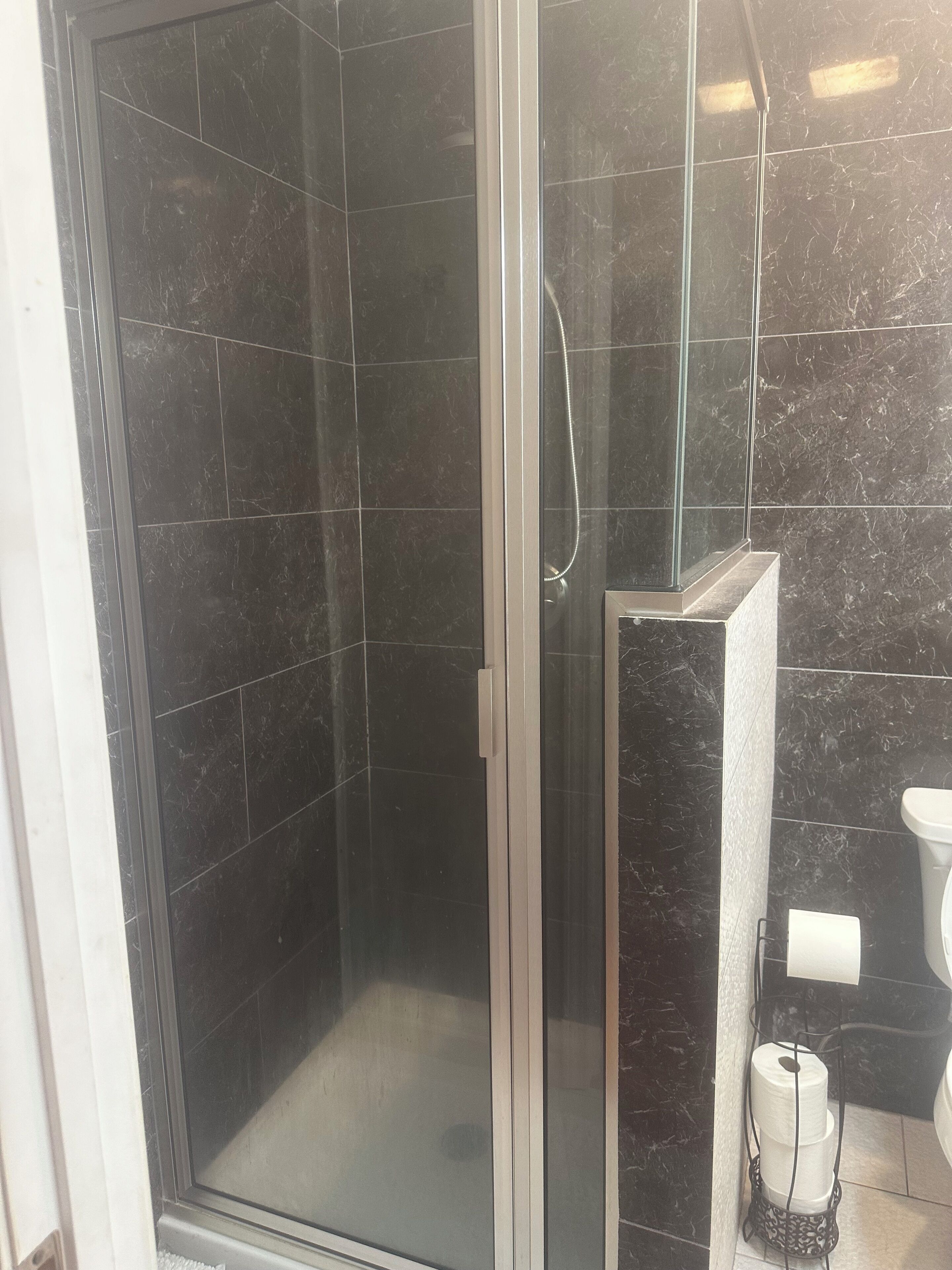 Douche, sèche-cheveux, serviettes fournies, savon