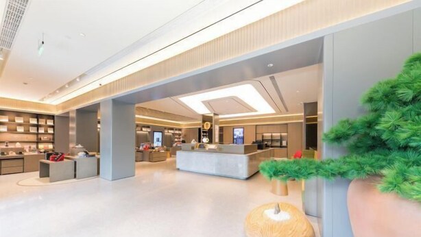 A spacious lobby with a modern design, featuring a central reception desk, seating areas, and a large decorative plant. - JI Hotel (Shanghai World Expo Area Yaohua Road) (Shanghai)