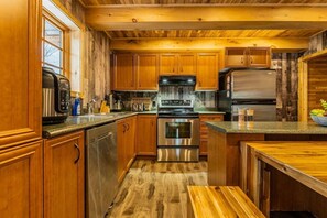 Fridge, microwave, oven, stovetop - The Escapade - Private hot tub with pool table 6BR (Sainte-Lucie-des-Laurentides)