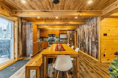 The Escapade - Private hot tub with pool table 6BR
