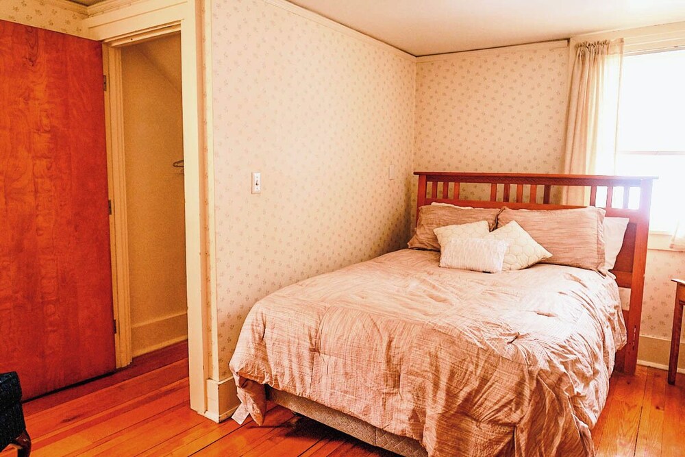 Spacious 4bedroom house in Letchworth State Park, Castile, NY. Town