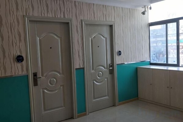 A room with two doors, a window, and a light-colored floor. - Seven Orange Hotel (Shenzhen Yannan Metro Station Huaqiang North Branch) (Shenzhen)