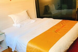 Ein Hotelzimmer mit einem Bett, einer Glastrennwand und einem roten Teppich.