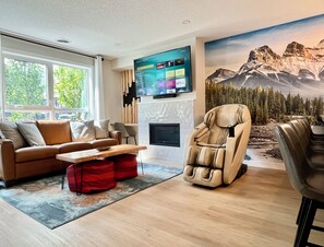 Smart-TV, Kamin, Bücher, Stereoanlage