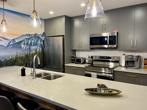 Kühlschrank, Mikrowelle, Ofen, Herdplatte