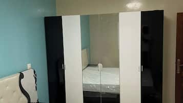3 habitaciones, tabla de planchar con plancha, wifi y ropa de cama