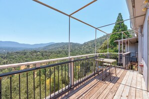 Apartment, 1 Queen-Bett, Balkon, Bergblick (Sleepy Sasquatch 1) | Balkon