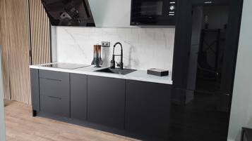 Een koelkast, een magnetron, een kookplaat