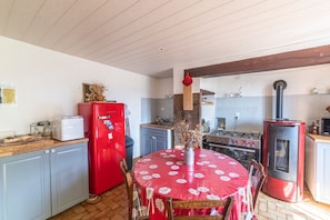 Kylskåp, mikrovågsugn, ugn och diskmaskin