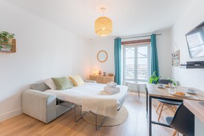 Een strijkplank/strijkijzer, gratis wifi, beddengoed