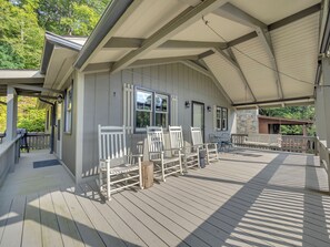 Terrace/patio - Boone Lodge 5 min to App State, 10 min to Blowing Rock. Pet-Friendly! (Boone)