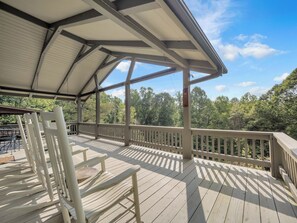 Terrace/patio - Boone Lodge 5 min to App State, 10 min to Blowing Rock. Pet-Friendly! (Boone)