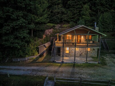 Boone Lodge 5 min to App State, 10 min to Blowing Rock. Pet-Friendly!