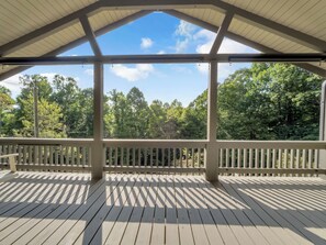Property grounds - Boone Lodge 5 min to App State, 10 min to Blowing Rock. Pet-Friendly! (Boone)