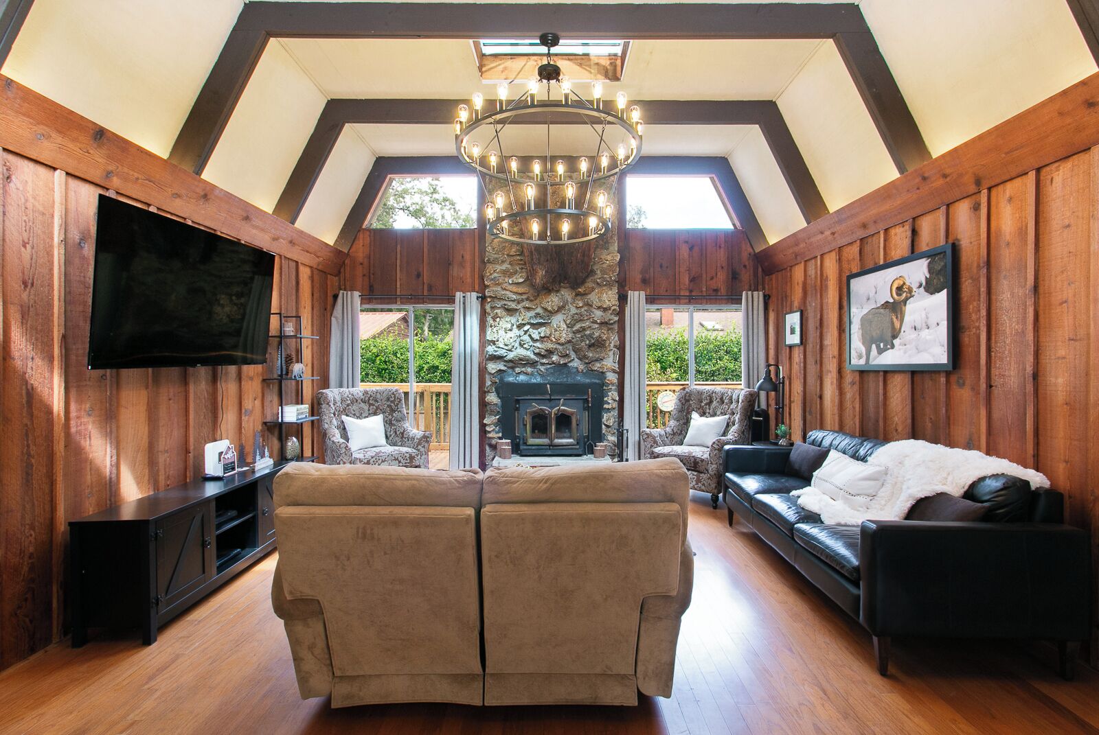 Smart TV, fireplace