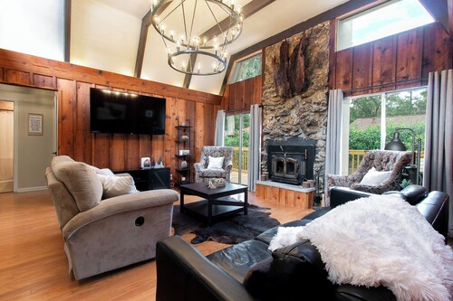 Hidden Cabin Retreat with Private Deck & Firepit