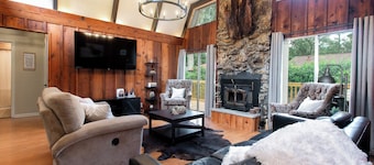 Hidden Cabin Retreat with Private Deck & Firepit