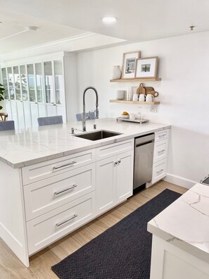 Fridge, microwave, oven, stovetop - New! Redondo Beach Remodel, Ocean Views ~ Walk 1 block to Beach & Pier (Redondo Beach)