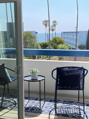 Property grounds - New! Redondo Beach Remodel, Ocean Views ~ Walk 1 block to Beach & Pier (Redondo Beach)