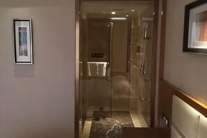 A hotel hallway with a glass door leading to a shower area. - Shui'an Waterfront Hotel (Weng'an County)