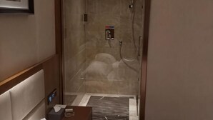 Un baño de hotel con ducha, inodoro y bidé.