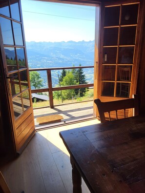 تناول الطعام بالخارج