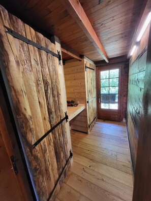 المنشأة من الداخل