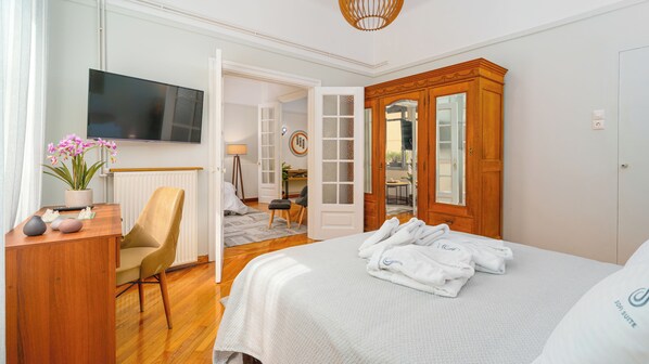 1 bedroom, in-room safe, desk, iron/ironing board - Plaka Sofi Suite a modern and comfortable apartment in Plaka of Athens (Athina)