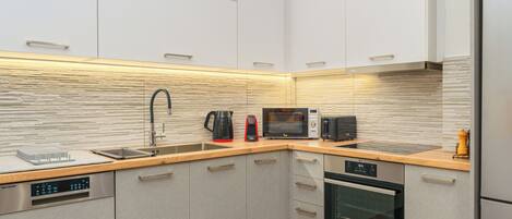 Kylskåp, mikrovågsugn, ugn och diskmaskin