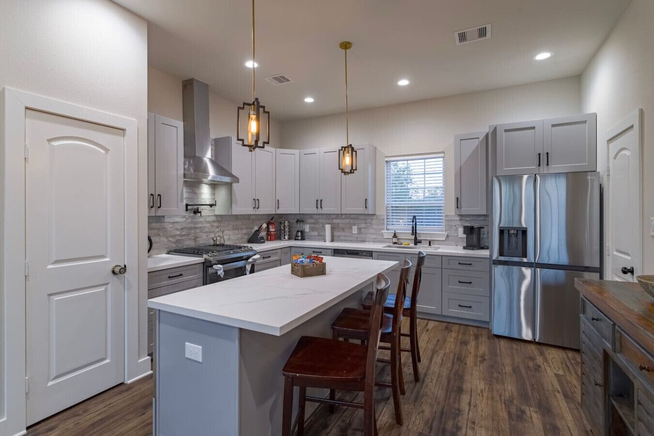 Frigorífico, microondas, horno y lavavajillas