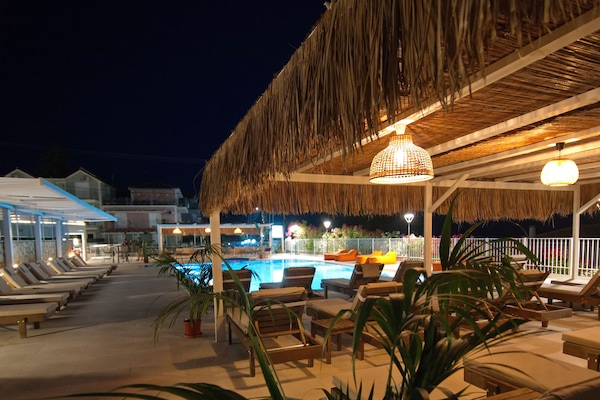 Kolam renang terbuka bermusim