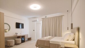 Une chambre d’hôtel moderne équipée d’un lit, d’une table de chevet et d’un bureau avec une chaise.