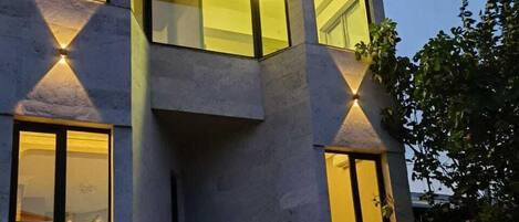 Vista frontal de la propiedad