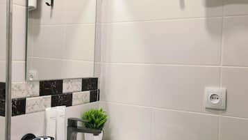 Regadera, amenidades de baño gratuitas, secadora de cabello, pantuflas