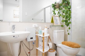 Secadora de cabello, toallas, jabón, shampoo