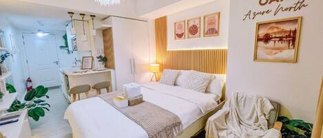 1 bedroom, desk, WiFi, bed sheets