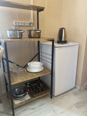 ベーシック ダブルまたはツインルーム シティビュー | 専用キッチン | 調理器具と食器