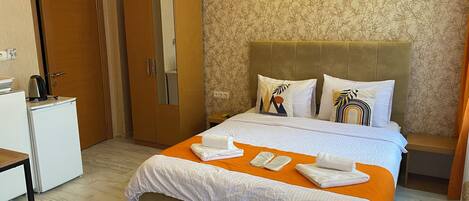 Basic Triple Room, City View | Free WiFi