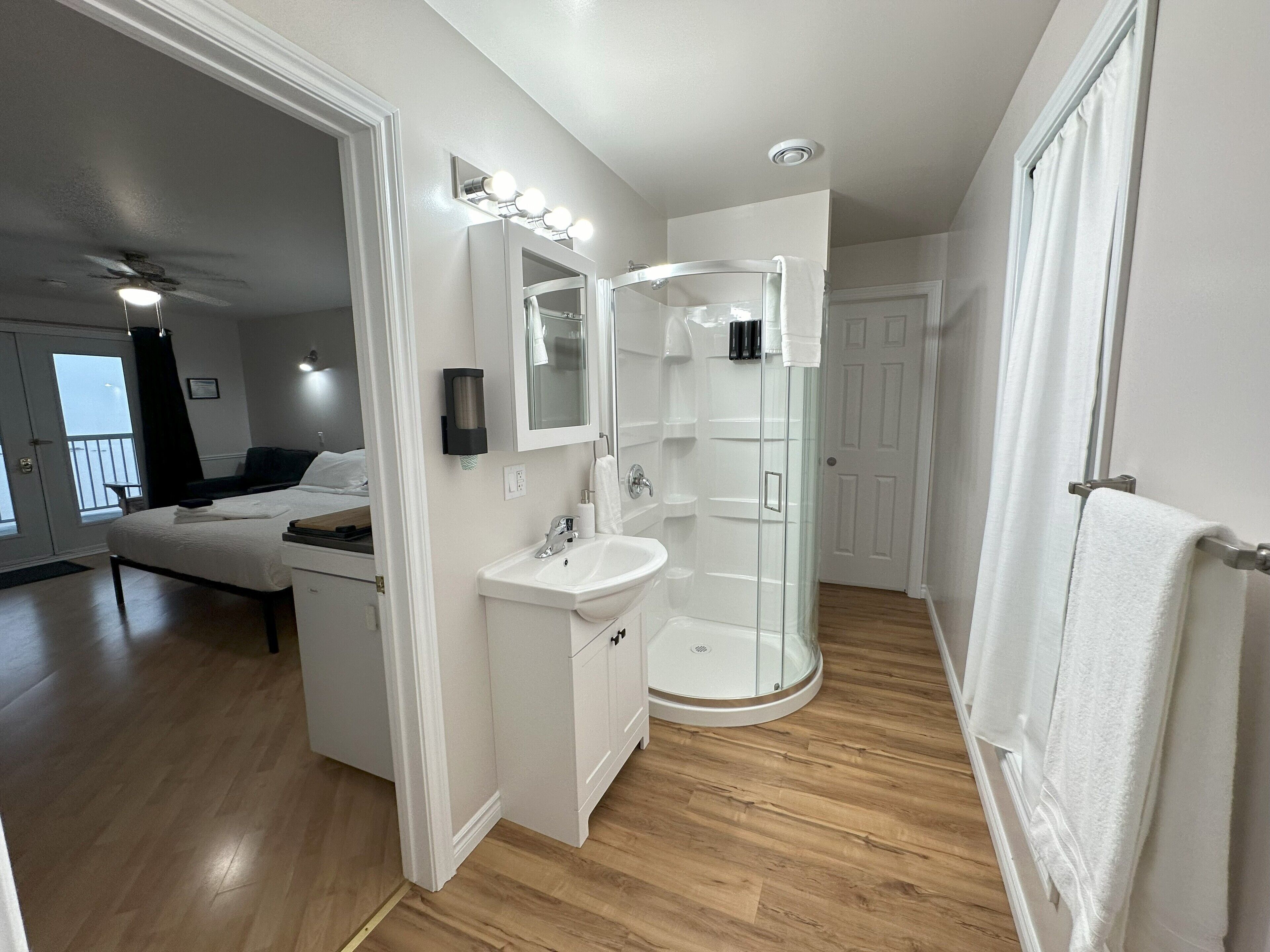 シャワー、ヘアドライヤー、タオル、石鹸