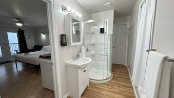 Ducha, secador de pelo, toallas, jabón