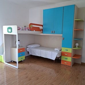 3 Schlafzimmer, Schreibtisch, Bügeleisen/Bügelbrett, Reisekinderbett