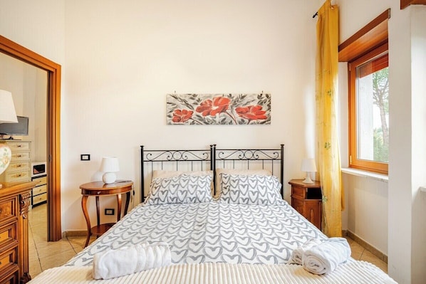 3 bedrooms, desk, iron/ironing board, travel crib